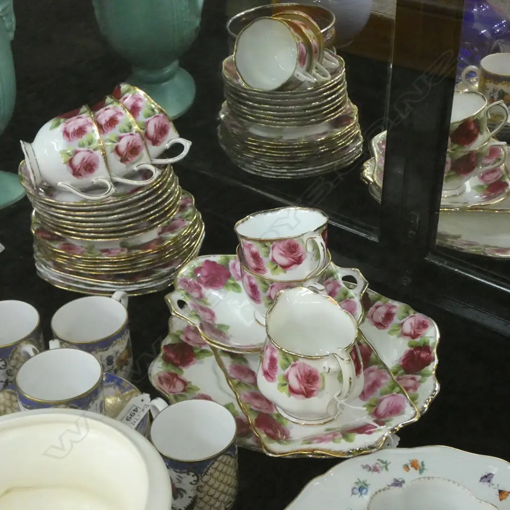 26 PCE ROYAL ALBERT 'OLD ENGLISH ROSE' PART TEA SERVICE... Image 1++