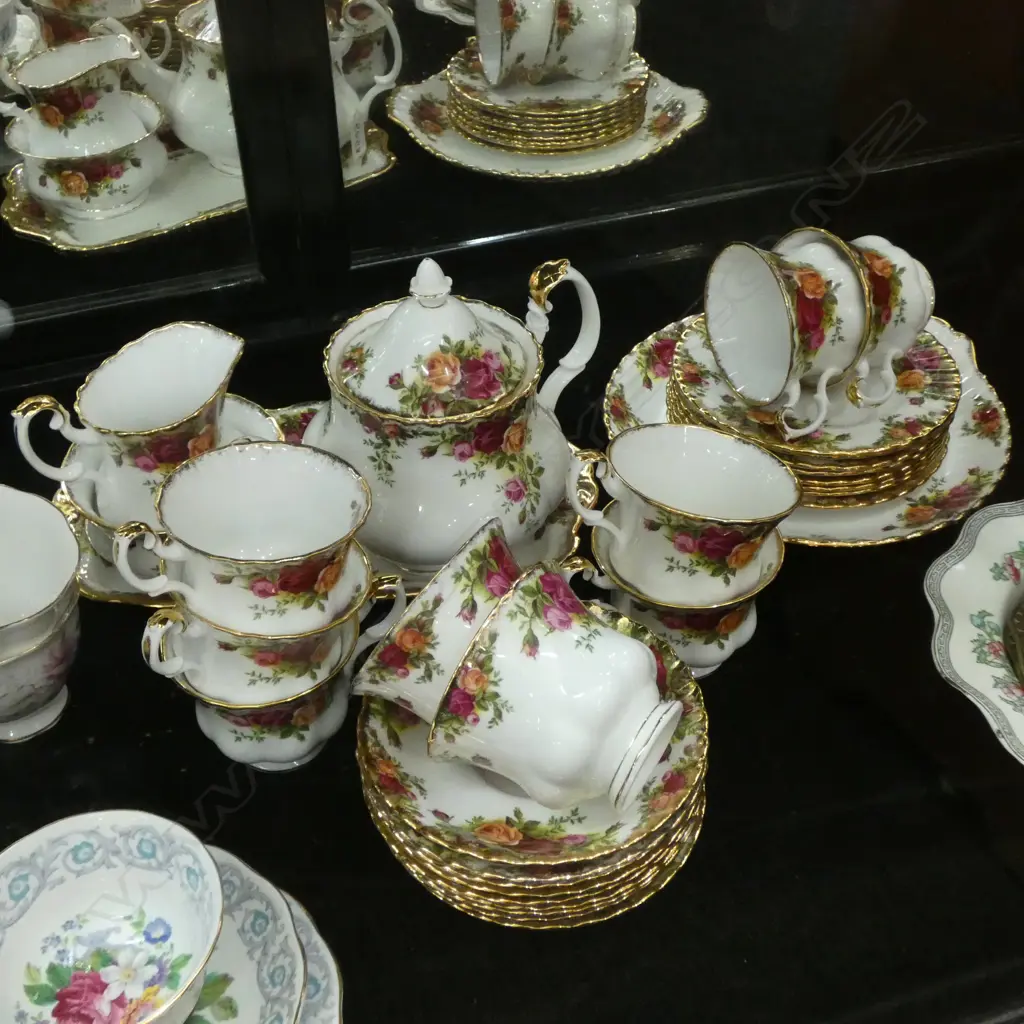 31 PCE ROYAL ALBERT OLD COUNTRY ROSES TEA SET... Image 1++