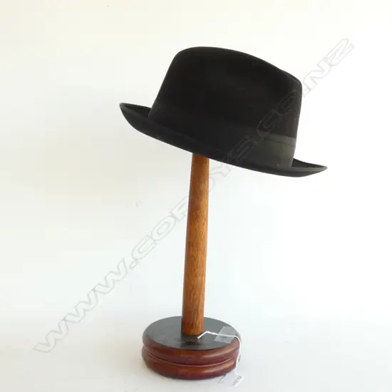 FELT HAT ON WOODEN STAND 
