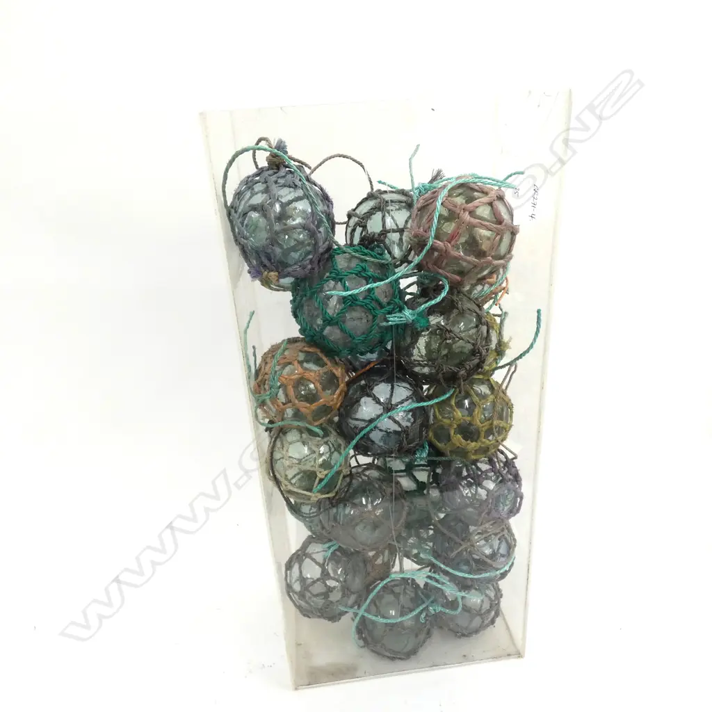 25 SMALL GLASS FISHING FLOATS WITH NETTING Image 1++