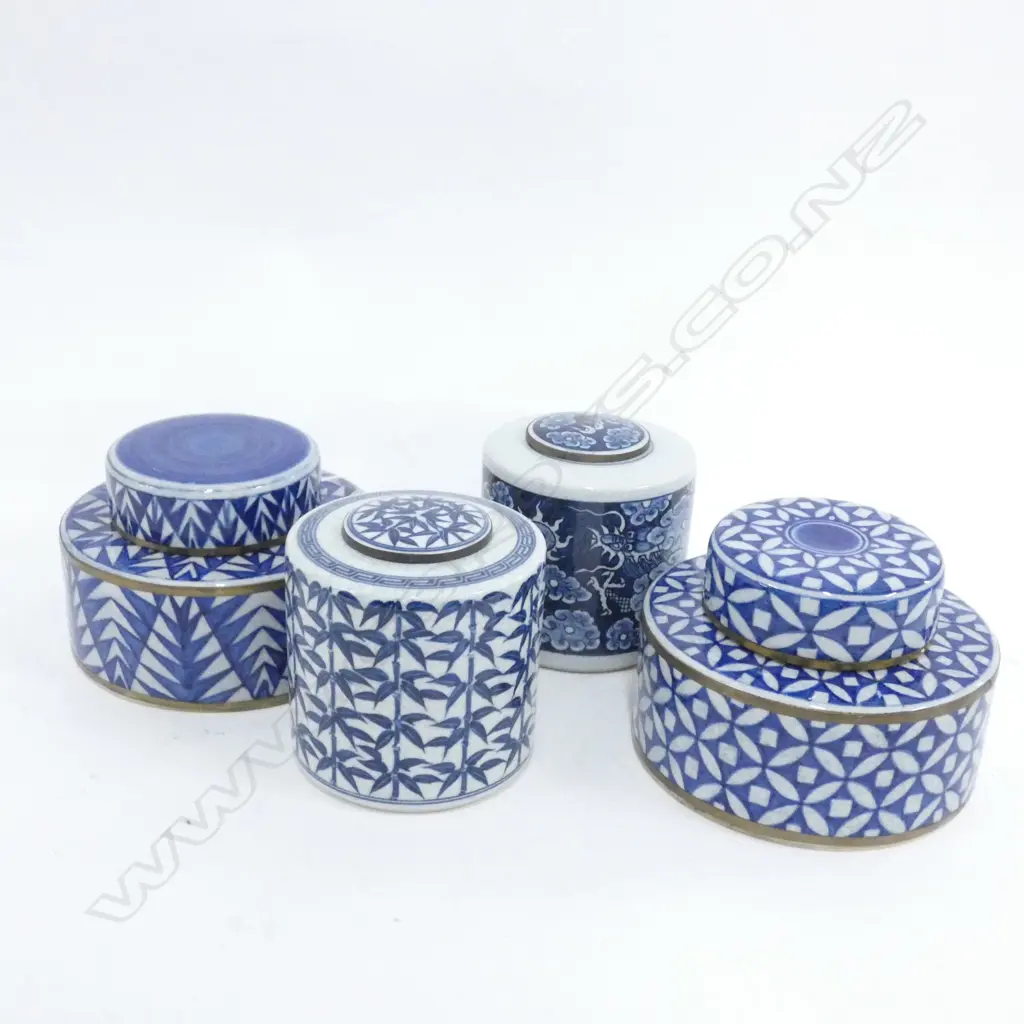 4 B/W LIDDED CONTAINERS 180mm dia Image 1++