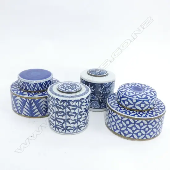 4 B/W LIDDED CONTAINERS 180mm dia