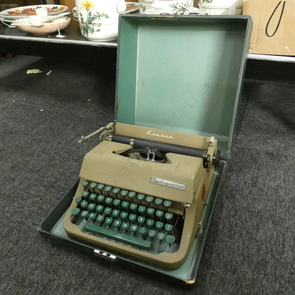 UNDERWOOD 'LEADER' TYPEWRITER Image 1++