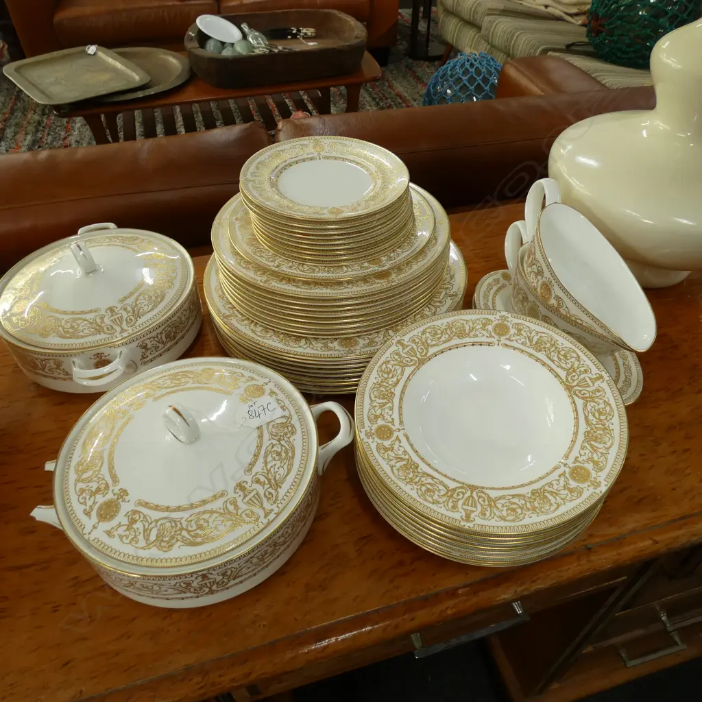 ROYAL WORCESTER 'HYDE PARK' DINNER SET... Image 1++