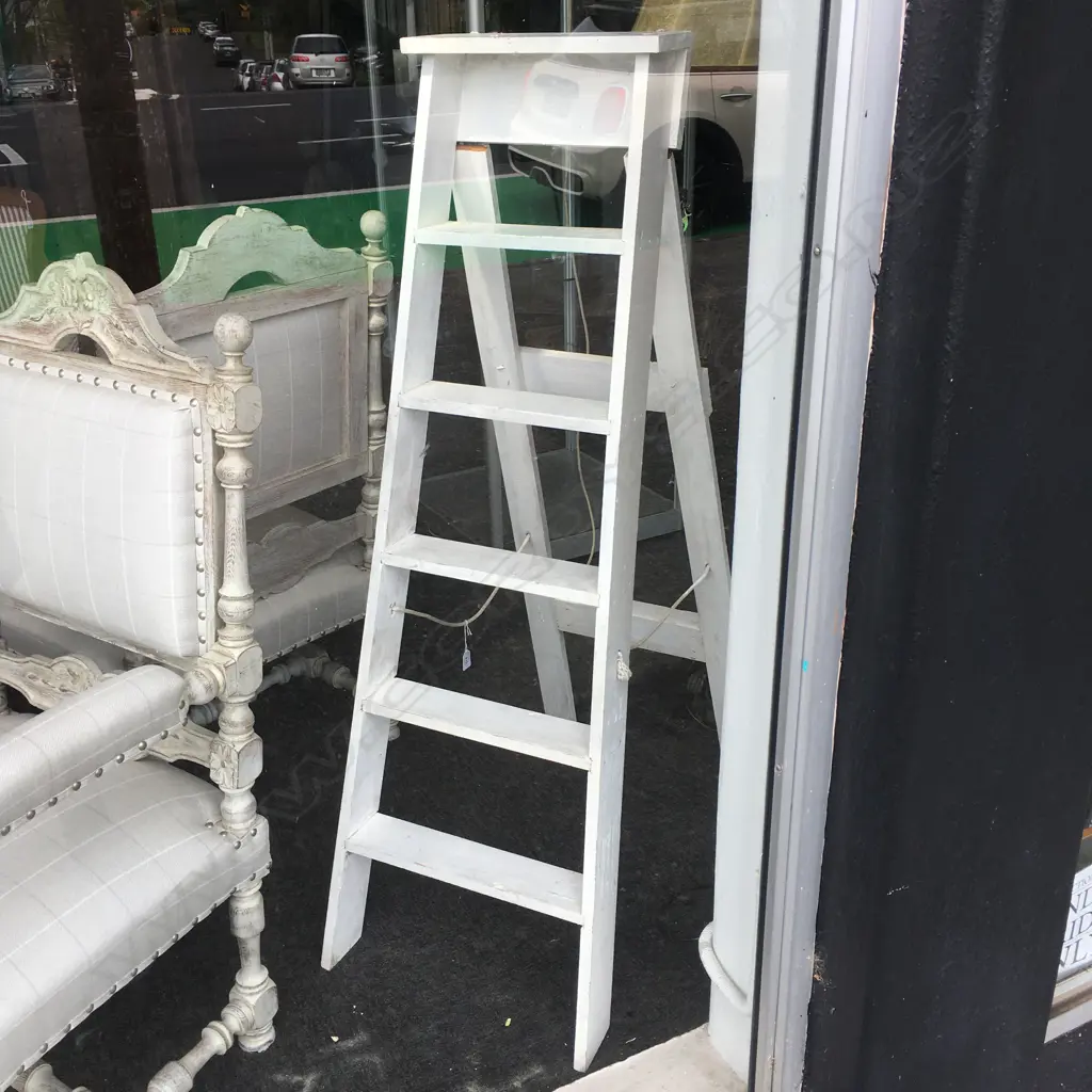 RUSTIC WHITE PAINTED LADDER H.1330mm Image 1++