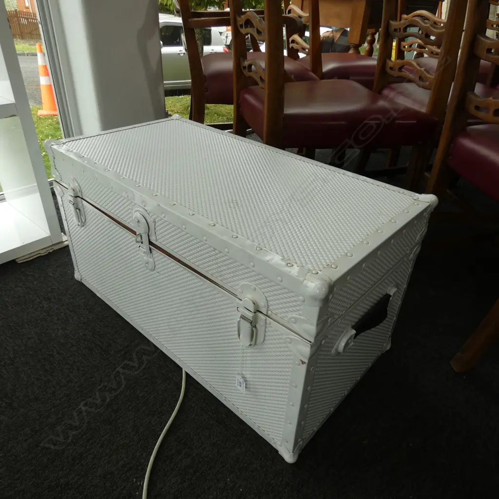 WHITE STEAMER TRUNK... Image 1++