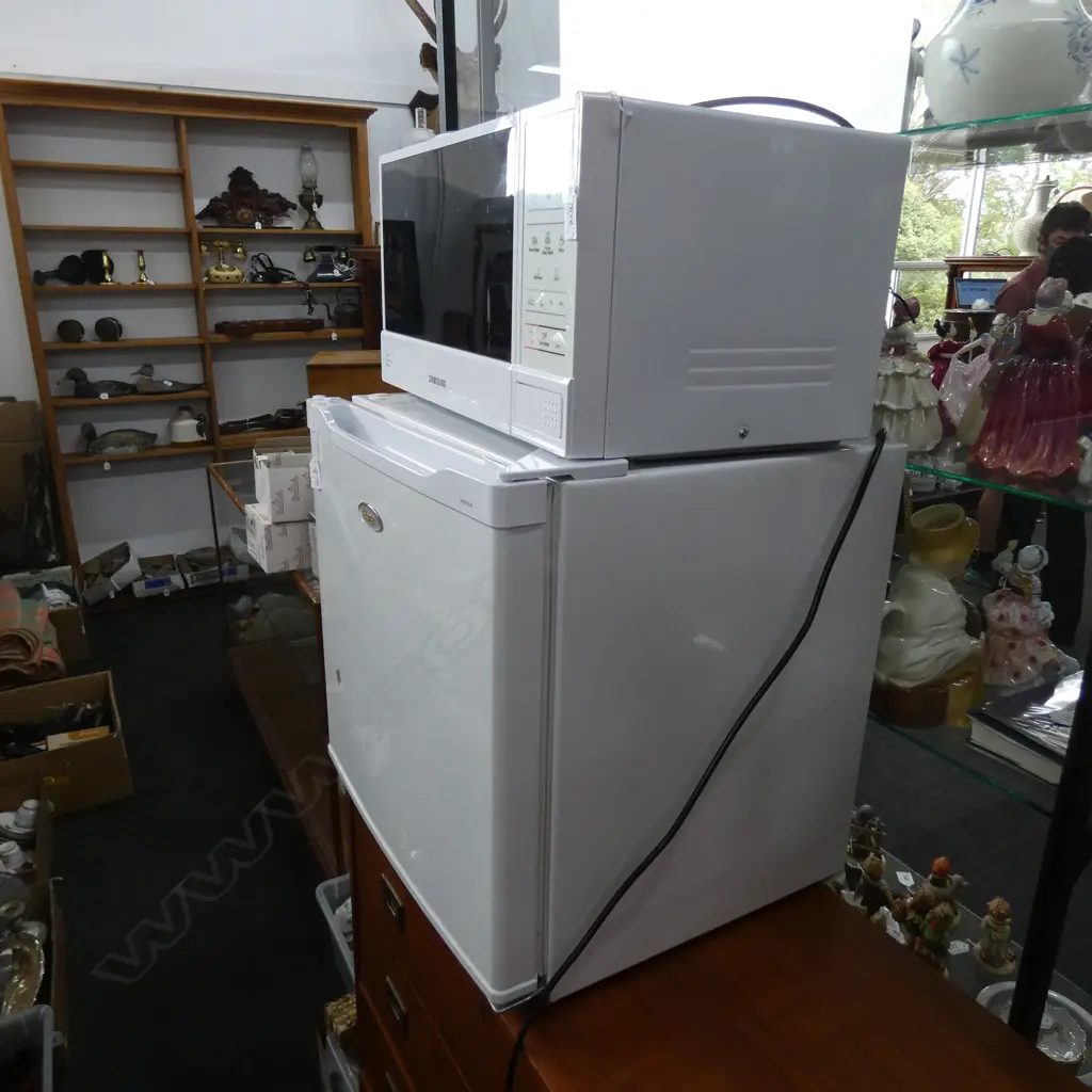 HALER FRIDGE HBF55W & SAMSUNG MICROWAVE ME83D Image 1++