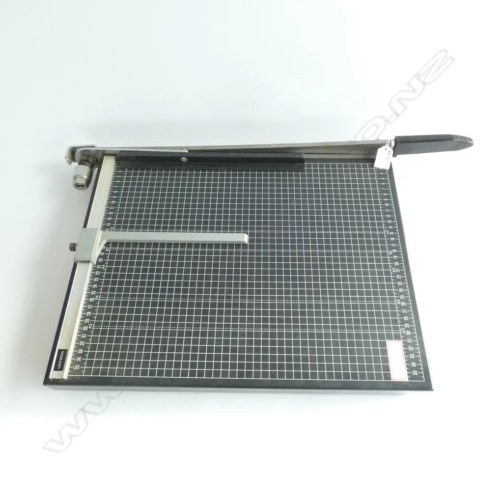 GUILLOTINE  PAPER CUTTER Image 1++