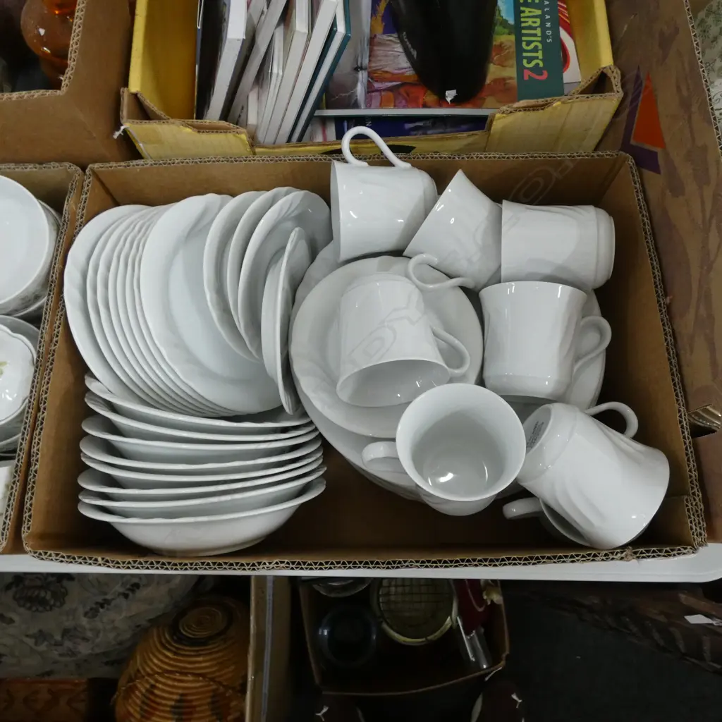 WHITE JAPANESE PART DINNER SERVICE Image 1++