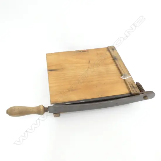 VINTAGE GUILLOTINE