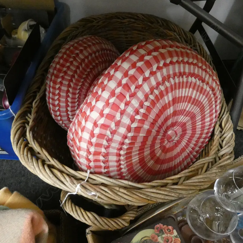 CANE CLOTHES BASKET + 4 RED CUSHIONS L 630 MM Image 1++