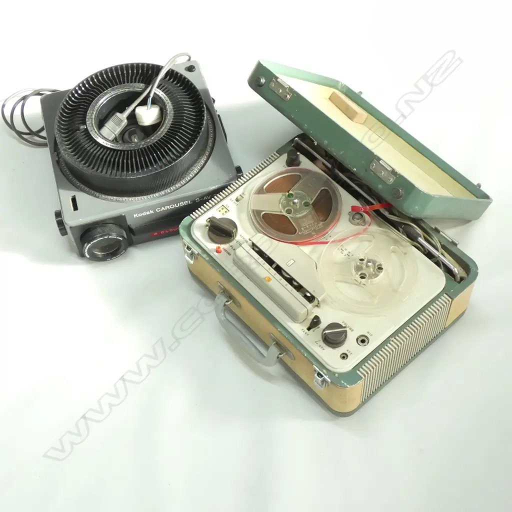 BOX LOT 'GENERAL' TAPE DECK + KODAK SLIDE PROJECTOR  Image 1++