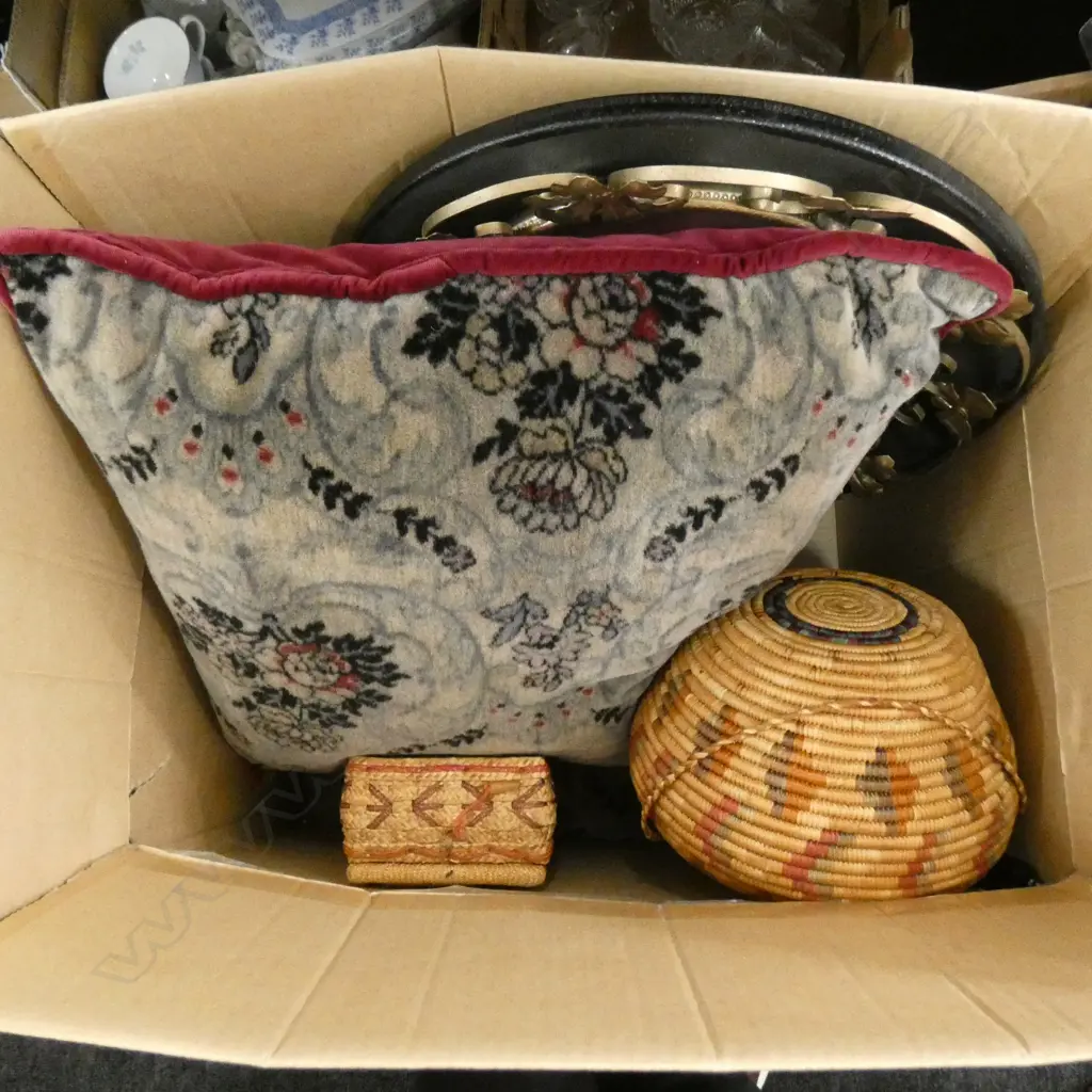 BOX LOT RETRO MIRROR, PR CUSHIONS, 2 WOVEN BOXES Image 1++