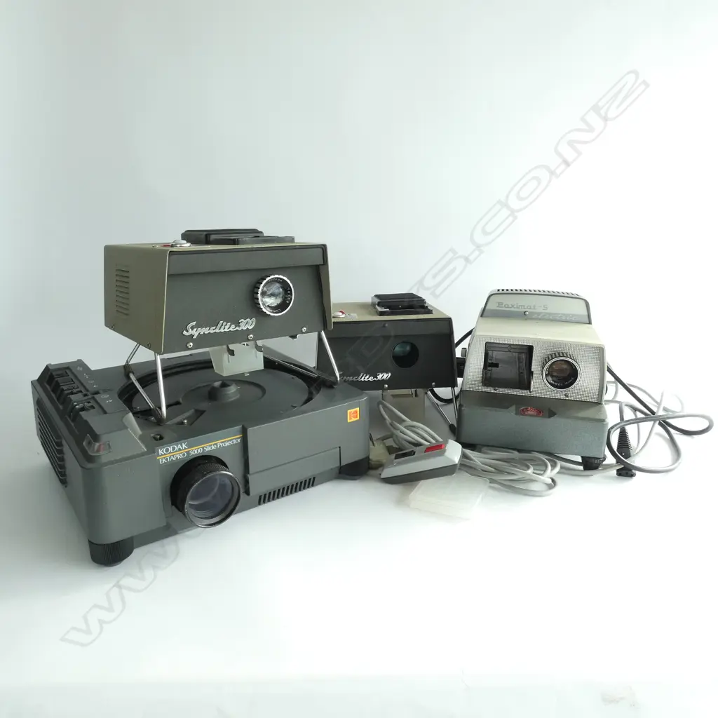 BOX LOT ASST. PROJECTORS + KODAK SLIDE PROJECTOR Image 1++