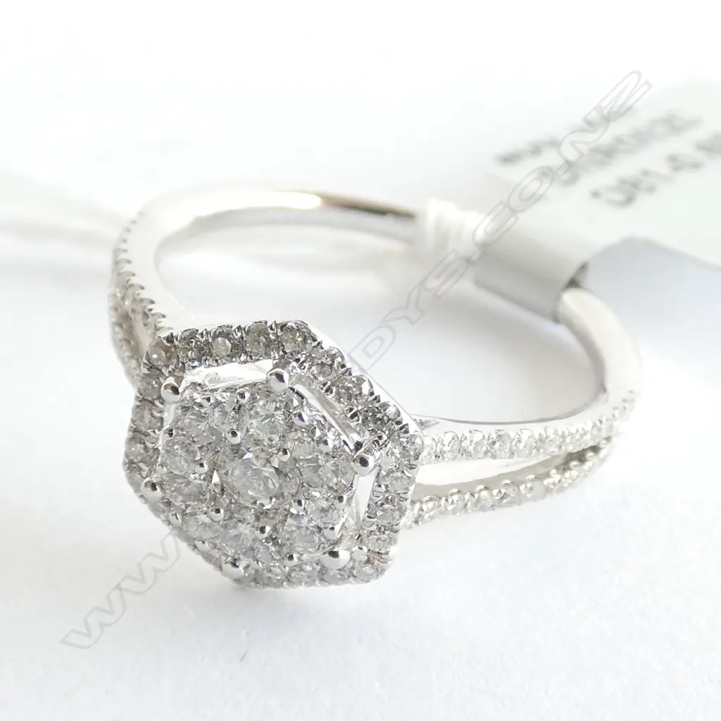 18CT WHITE GOLD AND DIAMOND CLUSTER RING TDW 0.60ct Image 1++