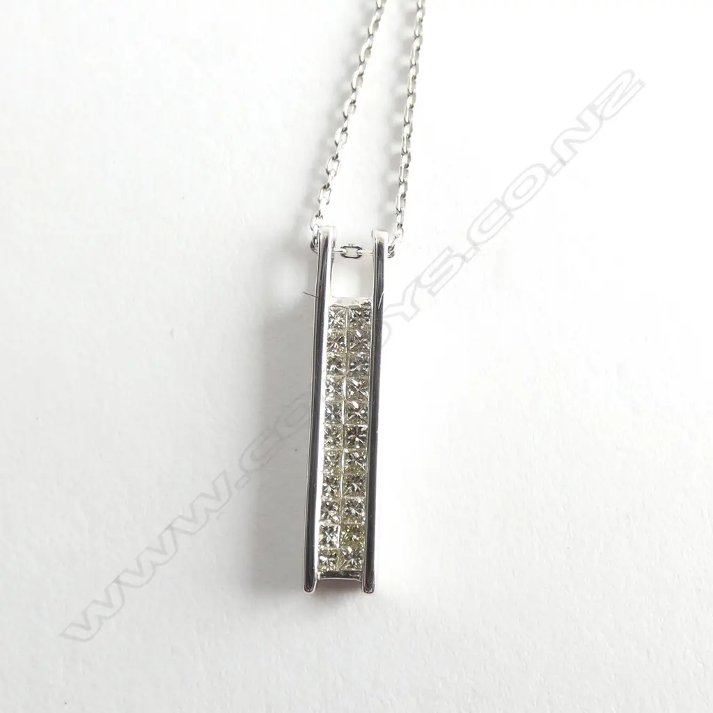 18ct WHITE GOLD AND DIAMOND PENDANT ON SILVER CHAIN TDW 0.44ct Image 1++