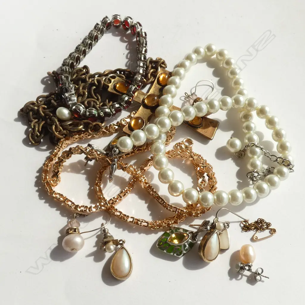 SMALL BOX OF ASST. JEWELLERY Image 1++