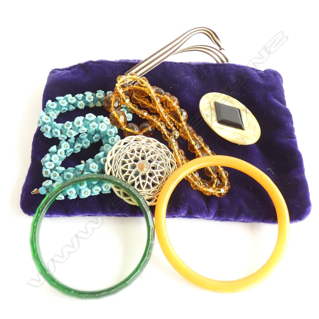 BLUE VELVET BAG OF VINTAGE COSTUME JEWELLERY Image 1++