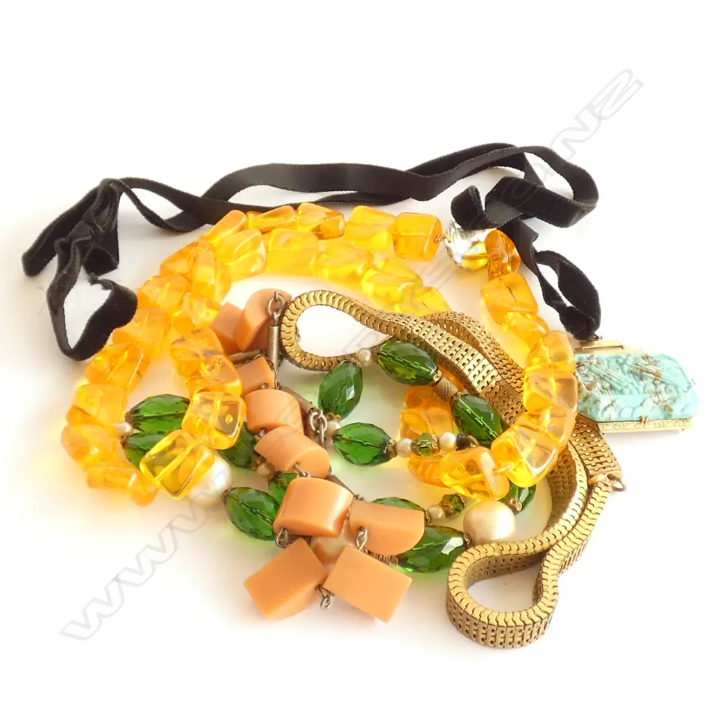 GREEN VELVET BAG OF VINTAGE COSTUME JEWELLERY Image 1++