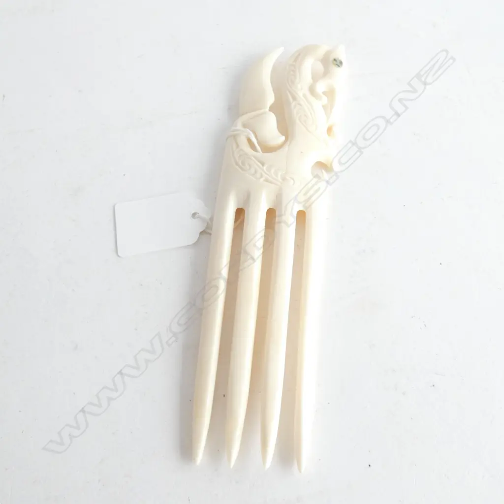 MAORI CARVED BONE HERU / COMB. TANIWHA DECORATION... Image 1++