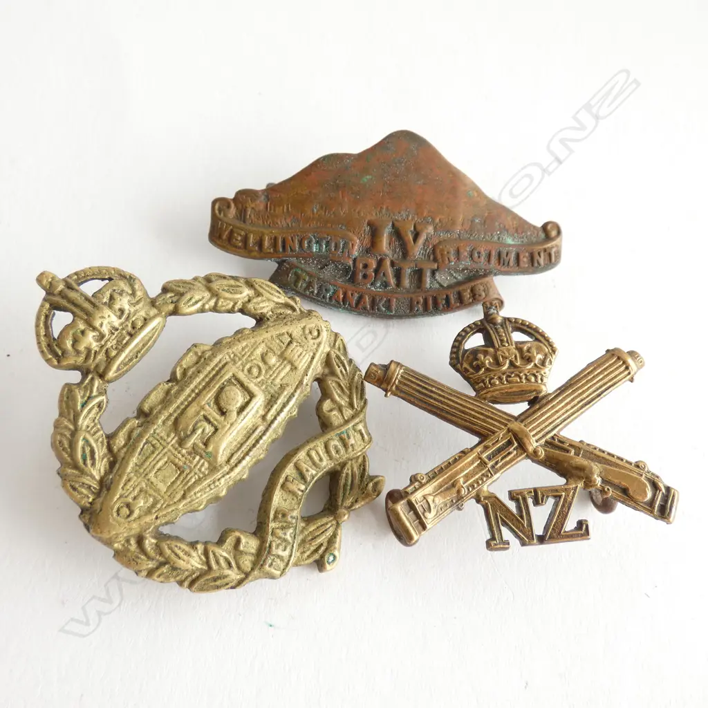 3 WWI BADGES; ARMOURED CORPS, NZ MACHINE GUNNERS, WGTN & NAKI REGIMENT RIFLES Image 1++