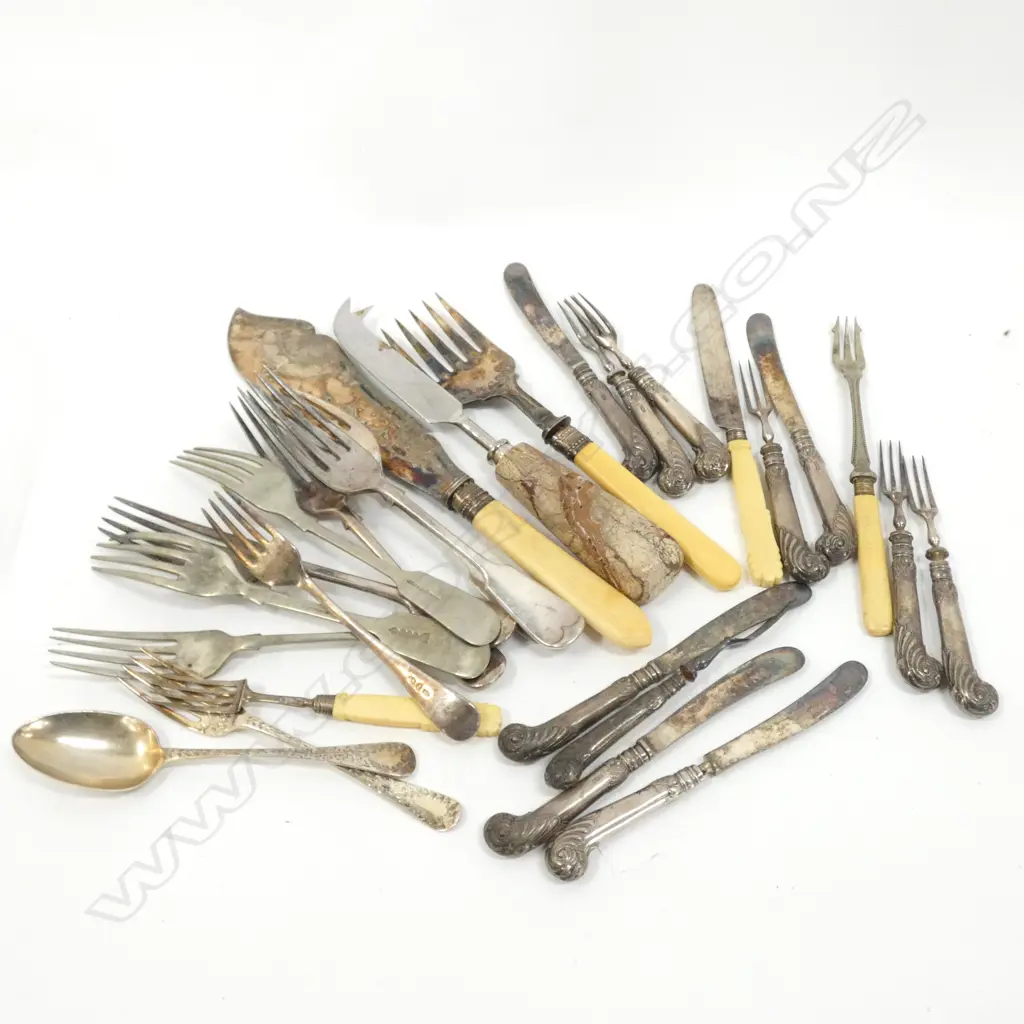 BAG OF SILVER AND SILVER PLATE CUTLERY Image 1++