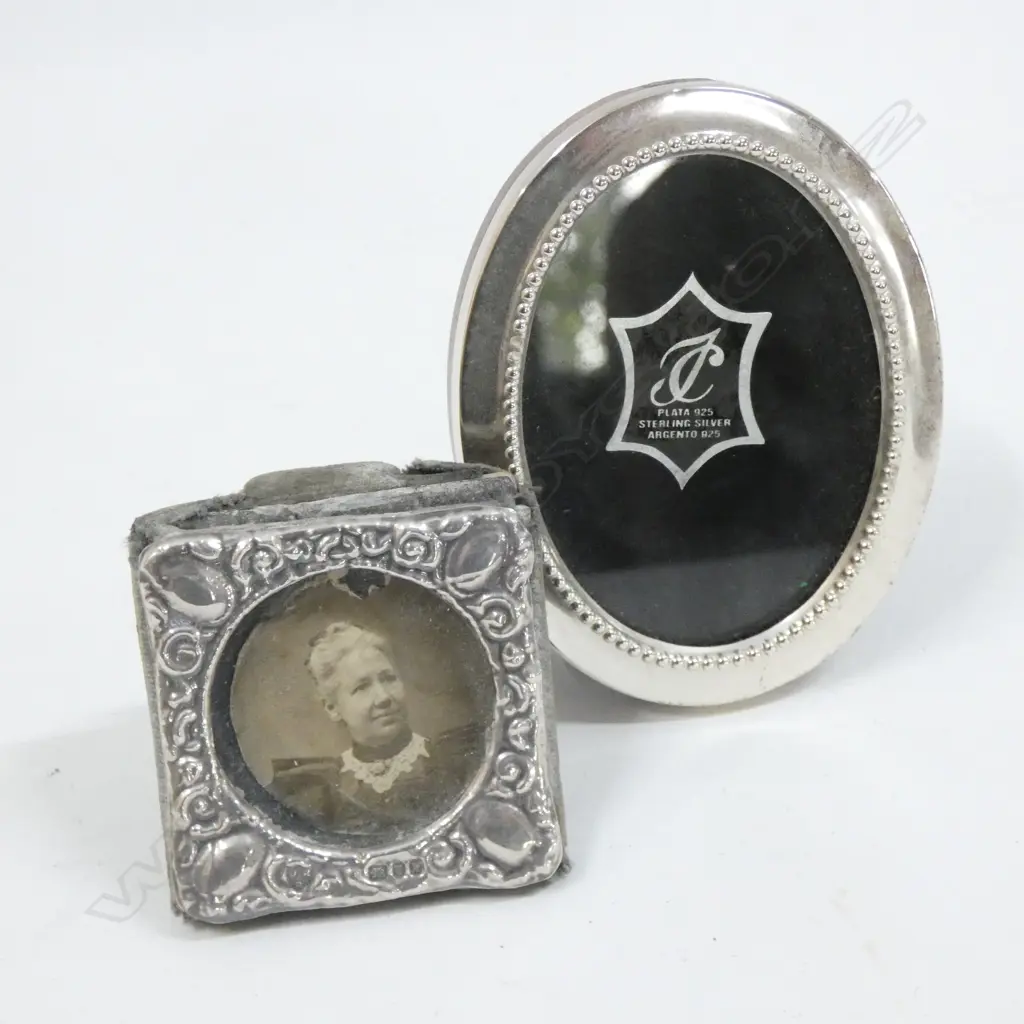 2 SMALL S/SILVER PHOTO FRAMES Image 1++