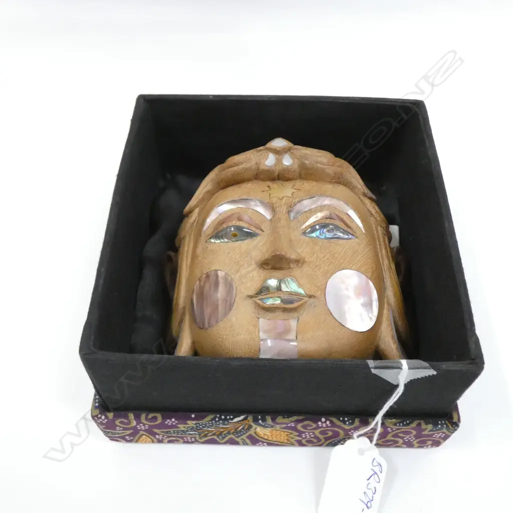 'CANYON SPIRITS' CARVED MASK WITH SHELL INLAYS. BOXED Image 1++