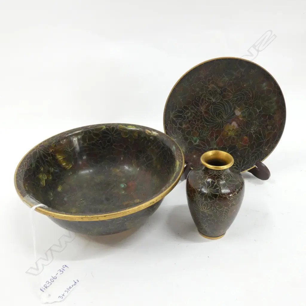 3 CLOISONNE - VASE / PLATE & BOWL (DIA 155MM) + 2 WOODEN STANDS 1 A/F Image 1++