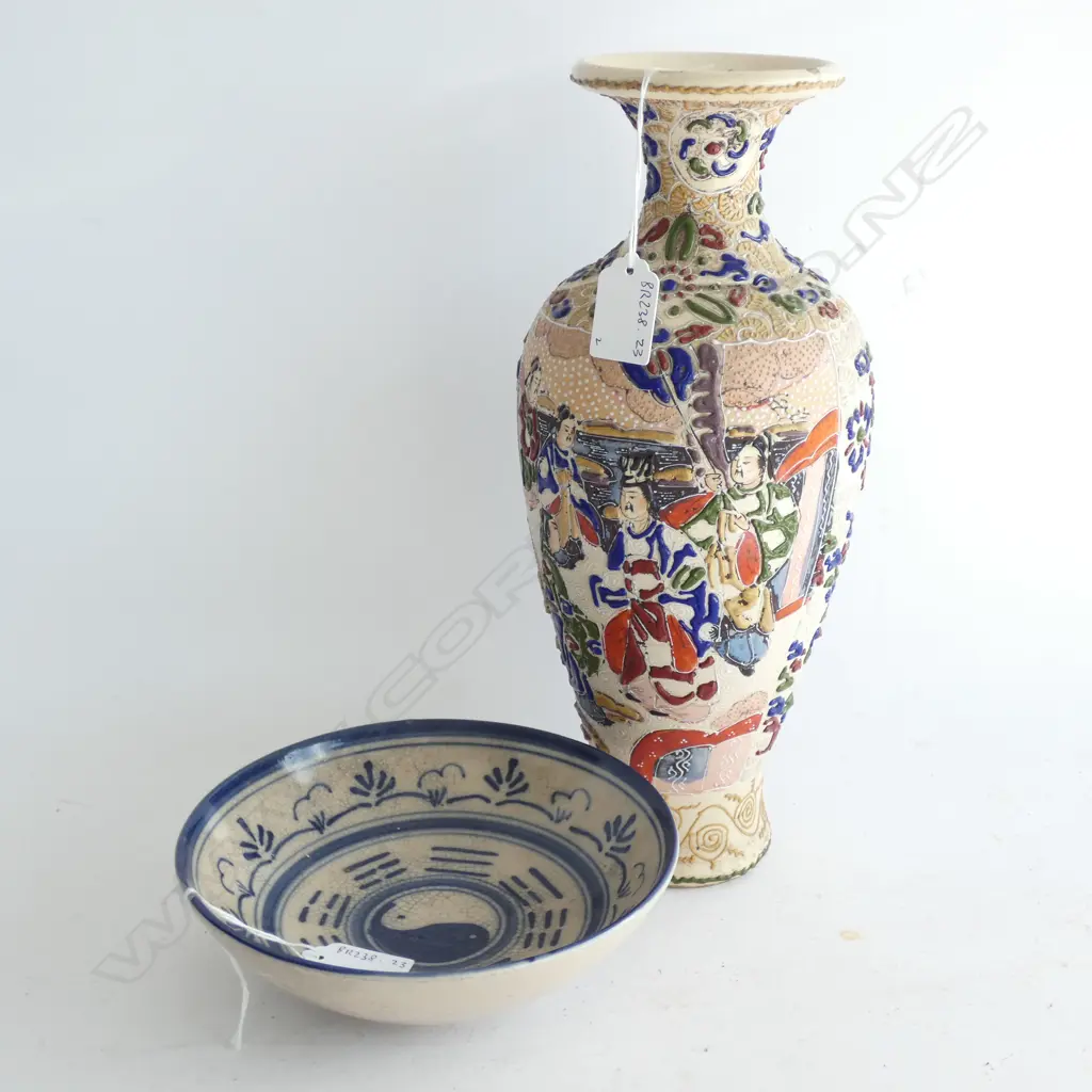 SATSUMA EARTHENWARE VASE H.310mm & B/W PLATE w YIN-YANG AND TRIGRAMS, Dia.175mm Image 1++