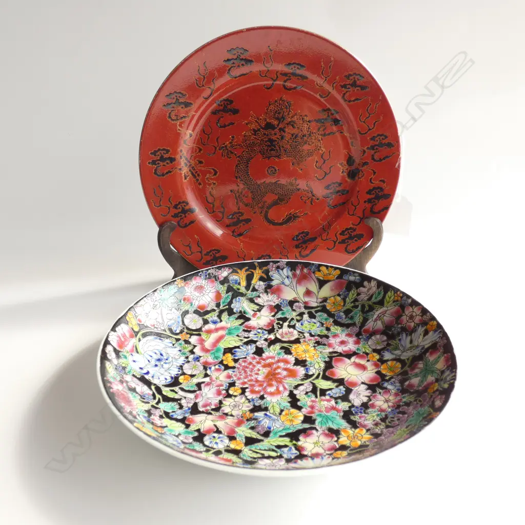 2 CHINESE PLATES; BLACK FAMILLE ROSE & IRON RED DRAGON 205mm dia Image 1++