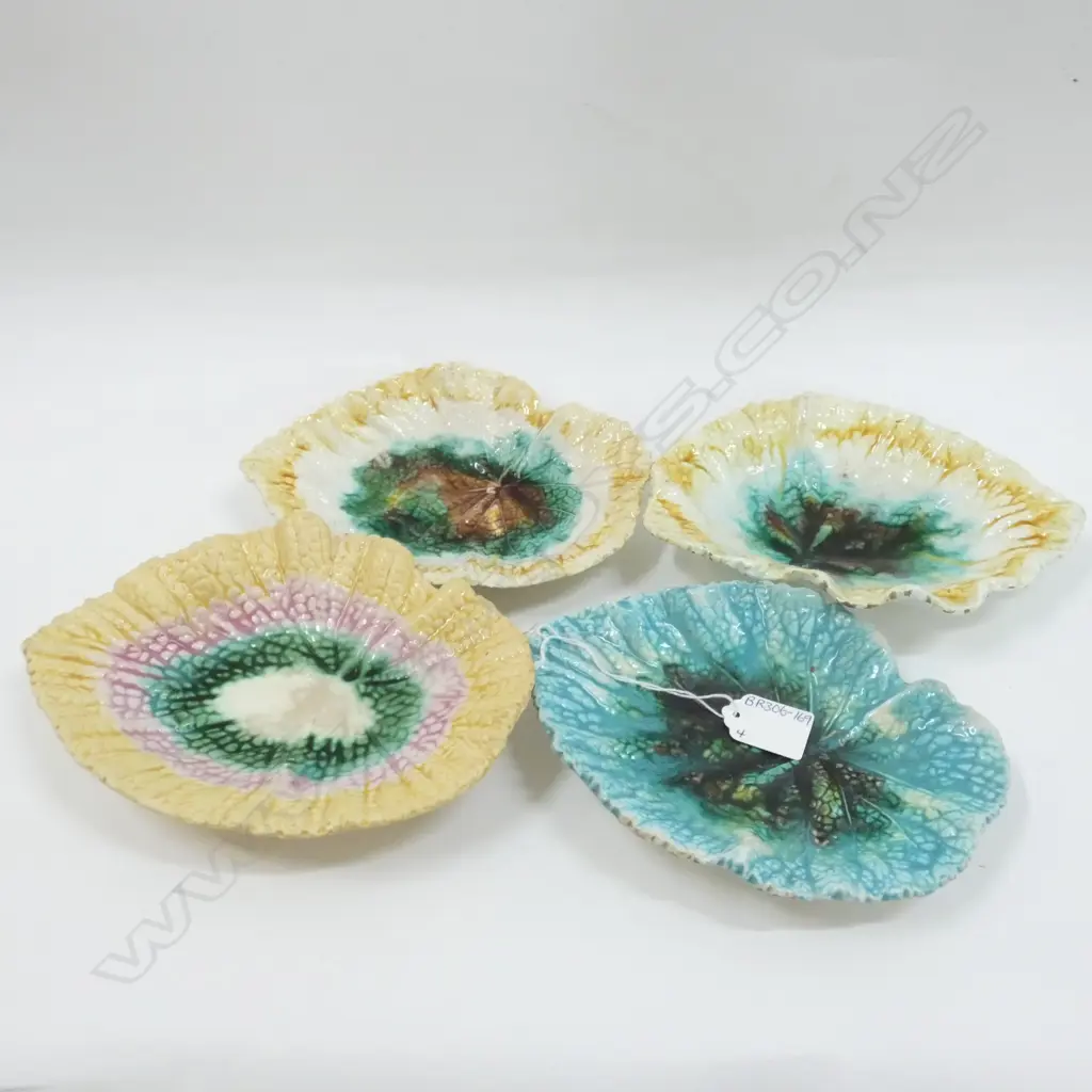 4 SM. LEAF SHAPED MULTI COLOURED MAJOLICA PLATES L. 215MM Image 1++