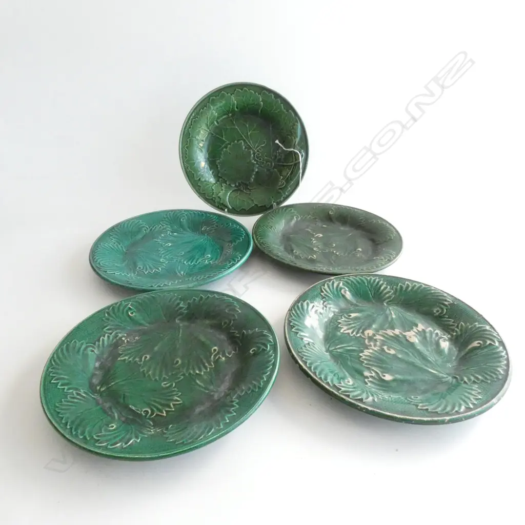 5 ASSORTED GREEN MAJOLICA PLATES DIA. 205MM - SOME HAVE CHIPS Image 1++