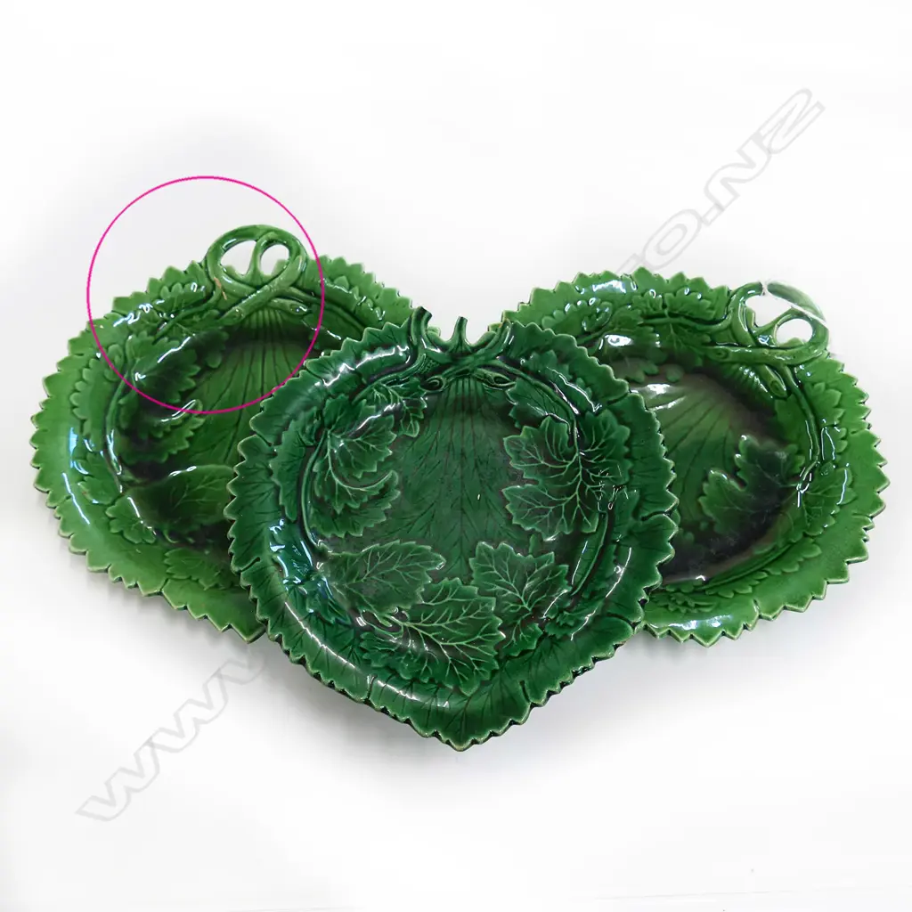 3 LEAF GREEN LEAF SHAPED MAJOLICA PLATES (1 A/F) 250 X 230MM Image 1++