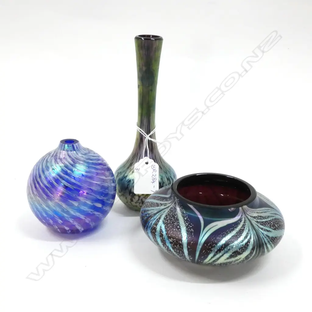 2 ART GLASS VASES AND A BOWL Image 1++