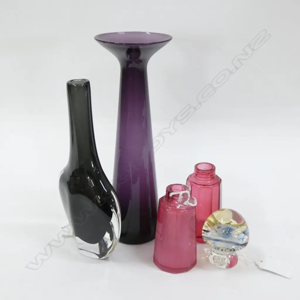 5 GLASS ITEMS; ORREFORS VASE / MUSHROOM PAPERWEIGHT / CRANBERRY GLASS BOTTLES/ AUBERGINE VASE H. 205MM  Image 1++
