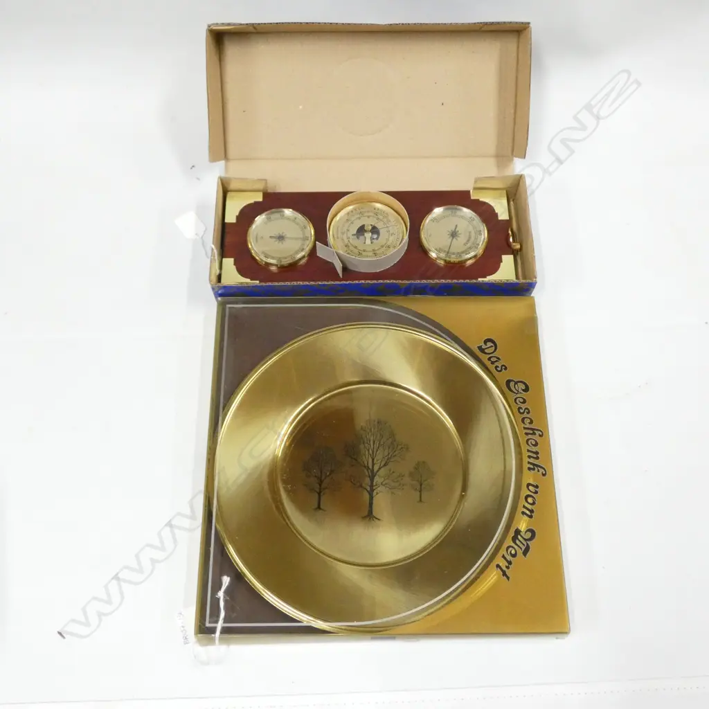 SKS TREE ENGRAVED COPPER PLATE (DIA 290MM) (BOXED) & WOODEN BAROMETER (300X 125MM)(BOXED) Image 1++