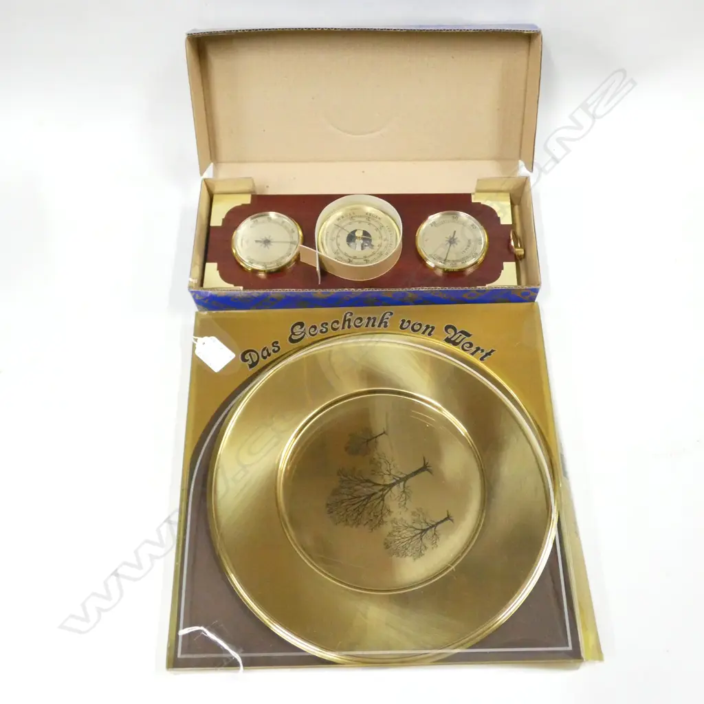SKS TREE ENGRAVED COPPER PLATE (DIA 290MM) (BOXED) & WOODEN BAROMETER (300X 125MM)(BOXED) Image 1++