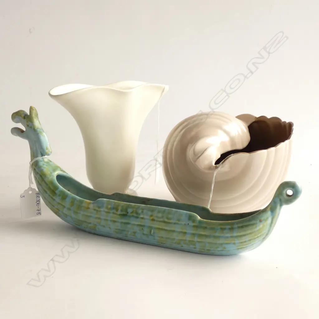 3 VASES; POOL SHELL VASE (L 200MM) SHORTER BOAT & 1 OTHER WHITE ENGLISH DECO VASE  Image 1++