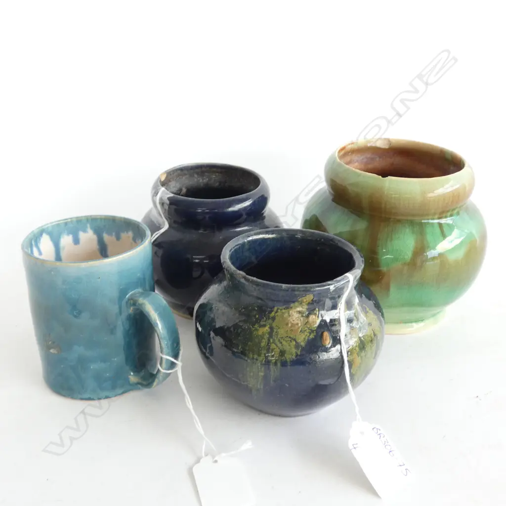 PR CROWN LYNN AMBRICO VASES (1 X H.120MM(BOTH HAVE A CHIP) + MUG & ONE OTHER  Image 1++