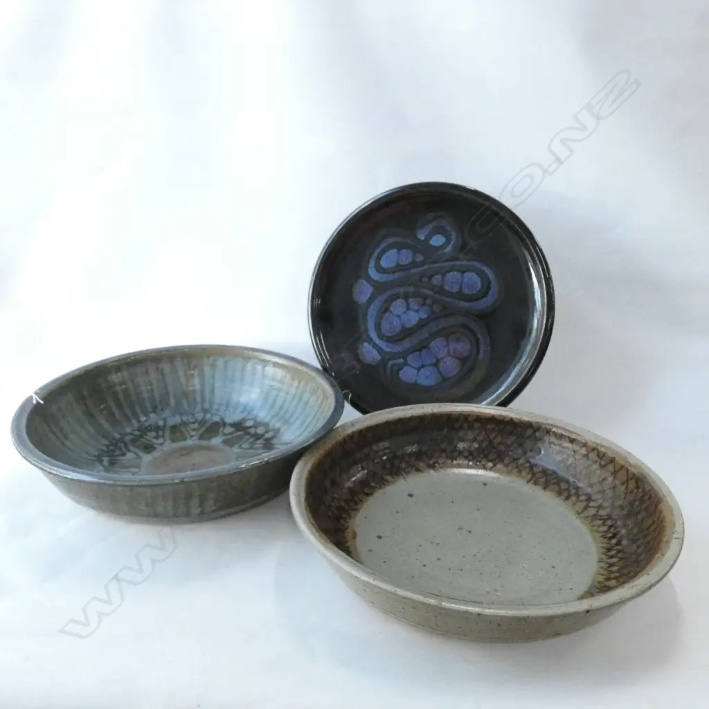 3 PCS NZ POTTERY; BRIAN GARTSIDE PLATE (DIA 195MM) & 2 LG PAUL MELSER BOWLS Image 1++