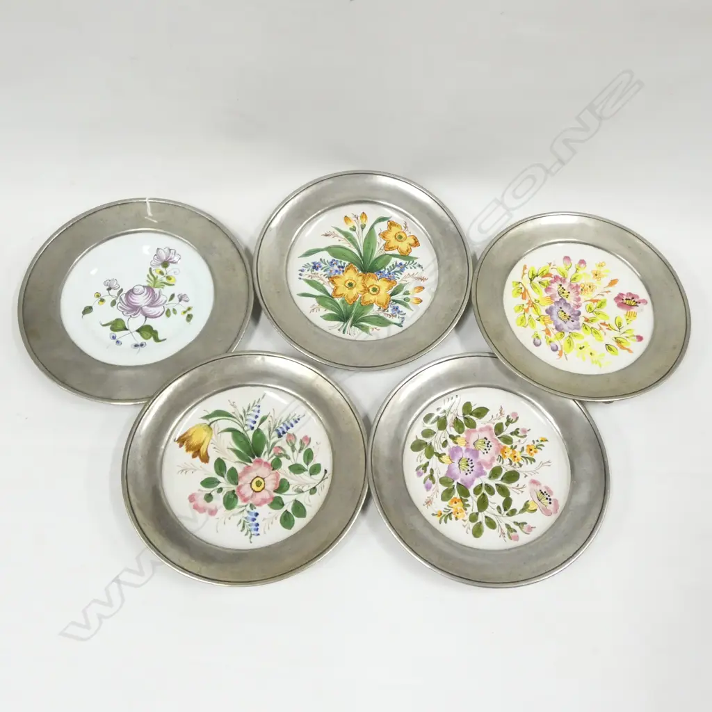 5 BASSANO HAND PAINTED WALL PLATES WITH PEWTER FRAMES DIA 260MM Image 1++