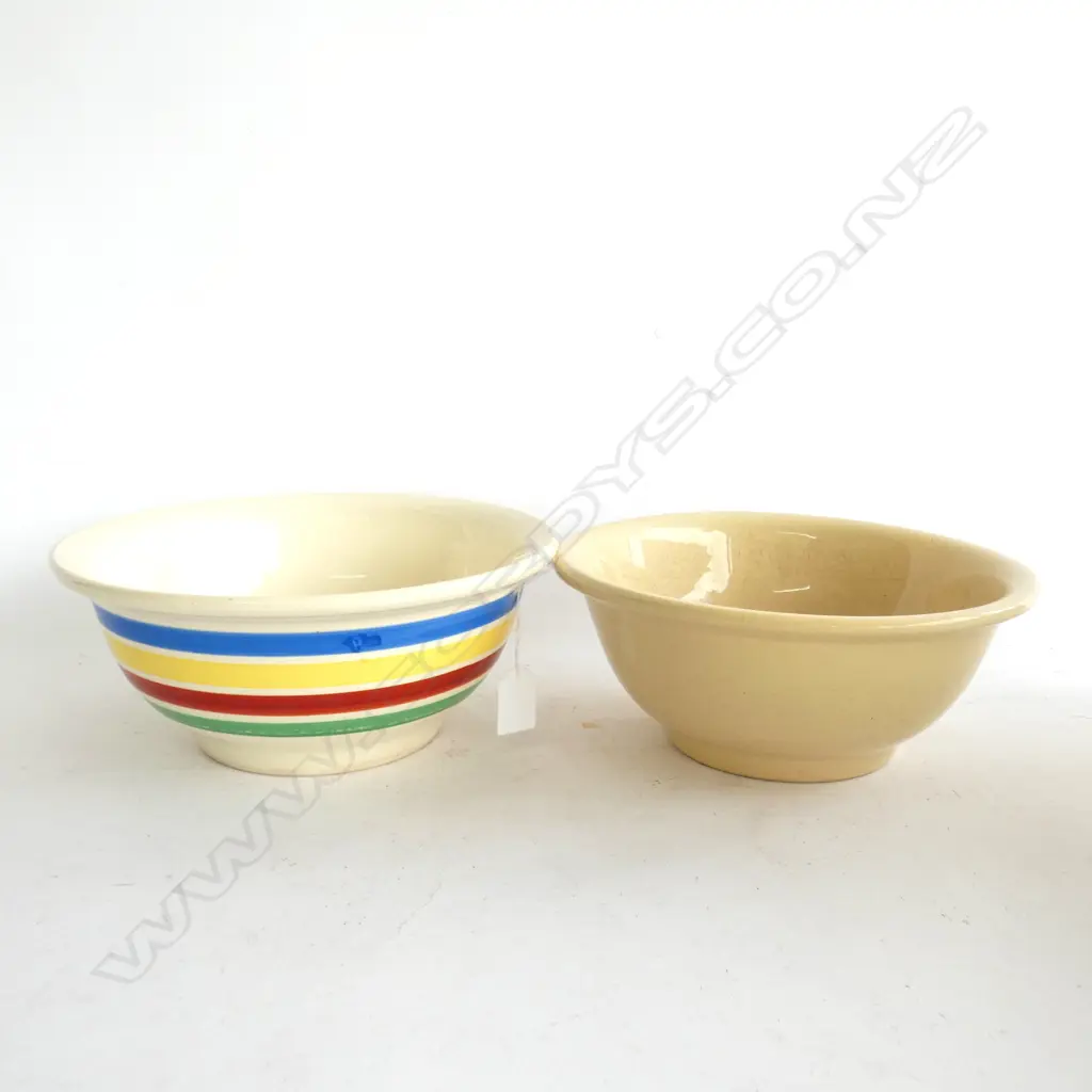 2 LG POTTERY MIXING BOWLS INCL NZ FIESTA WARE (DIA 260MM) Image 1++