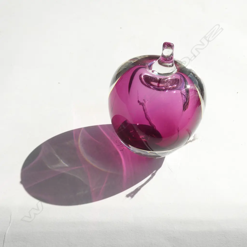 PETER RAOS 'APPLE' PAPERWEIGHT... Image 1++