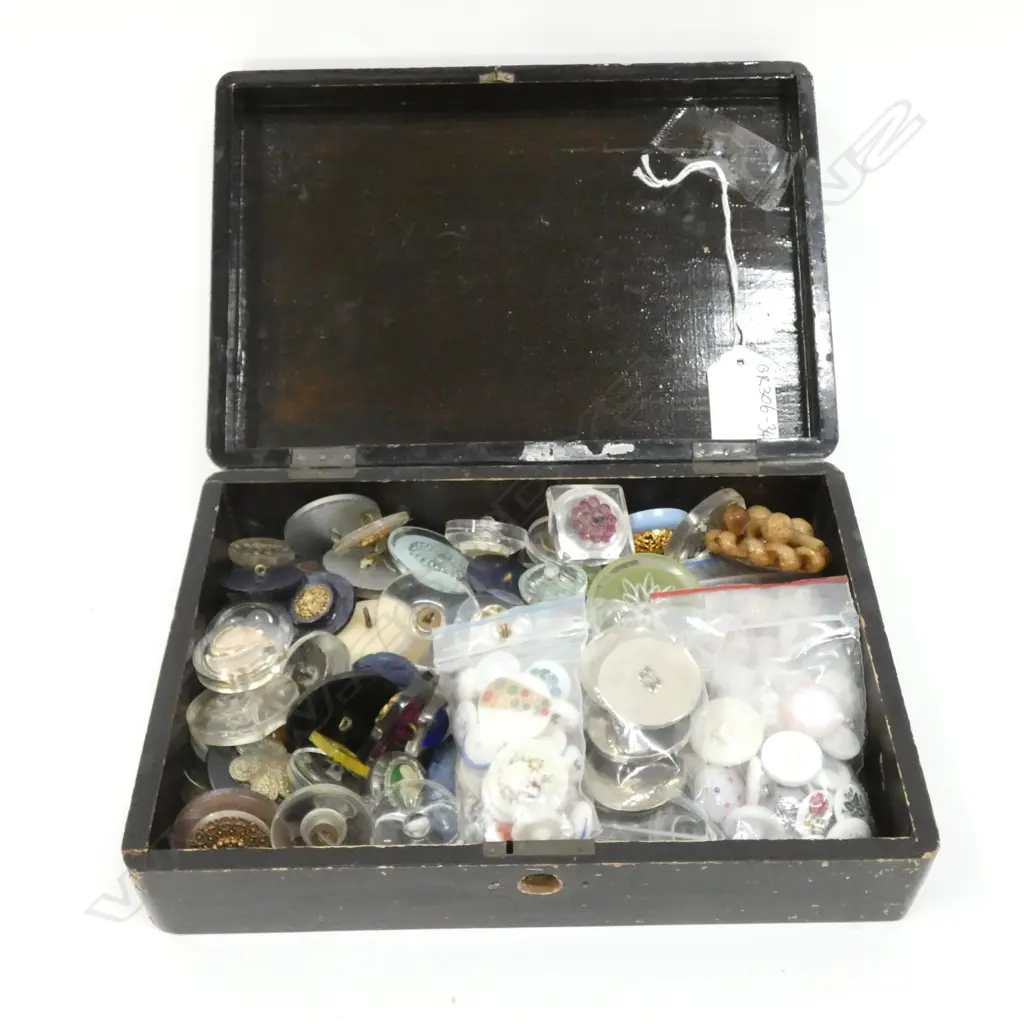 ORIENTAL ENAMEL BOX OF BUTTONS INCL COMPOSITE BUTTONS  Image 1++