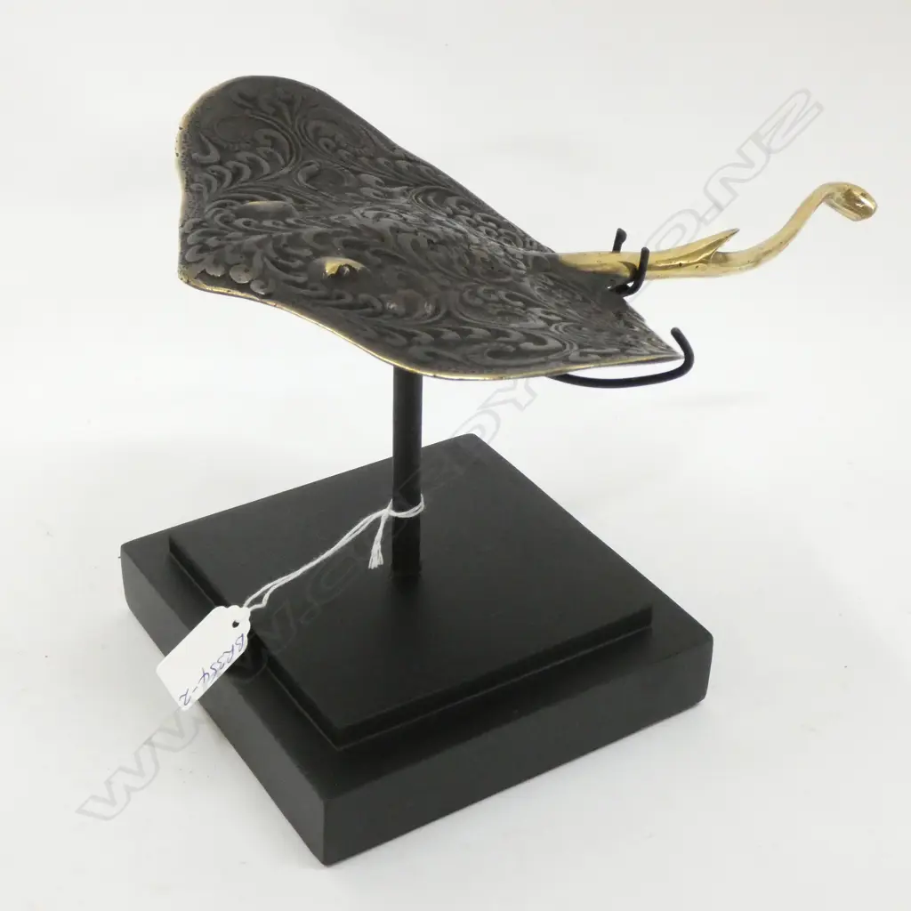 MODERN BRONZE STINGRAY ON STAND. L.315mm. Image 1++