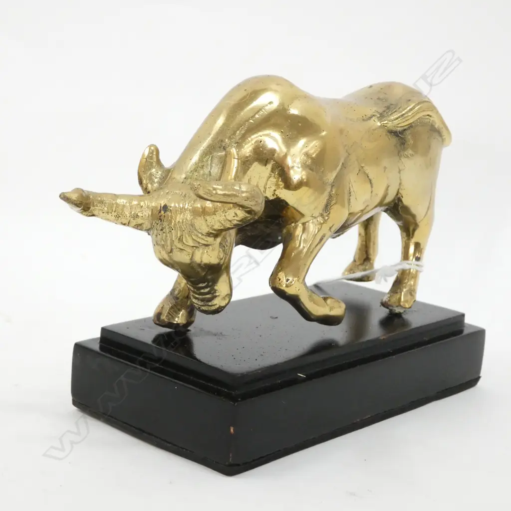 SCULPTURE OF A POLISHED BRONZE BULL. L.145mm Image 1++