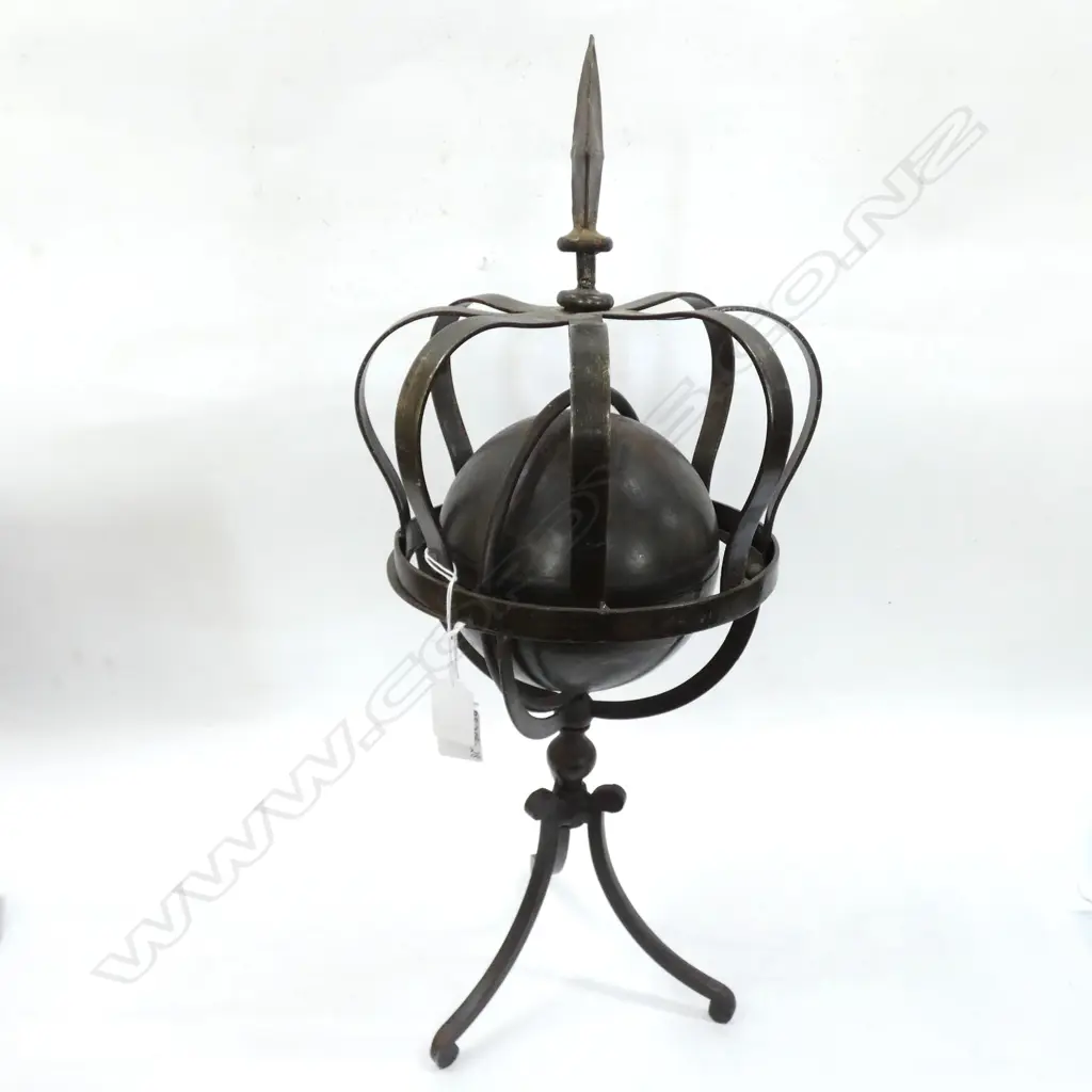 METAL CROWN DIA. 200MM & METAL SPINNING ORB ON BASE H. 430MM  Image 1++