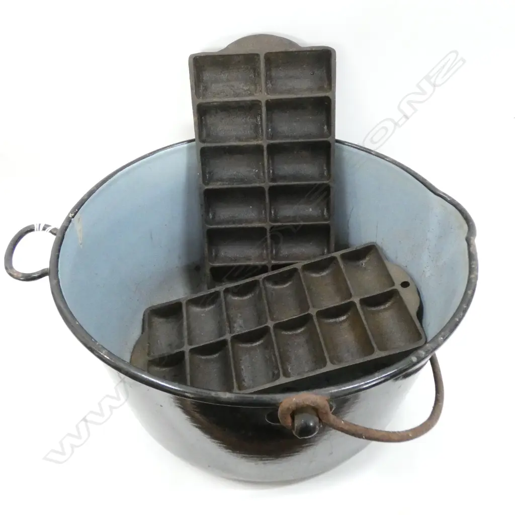 LG CAST IRON PRESERVING PAN (DIA 360MM) & 2 CAST IRON GEM IRON TRAYS  Image 1++