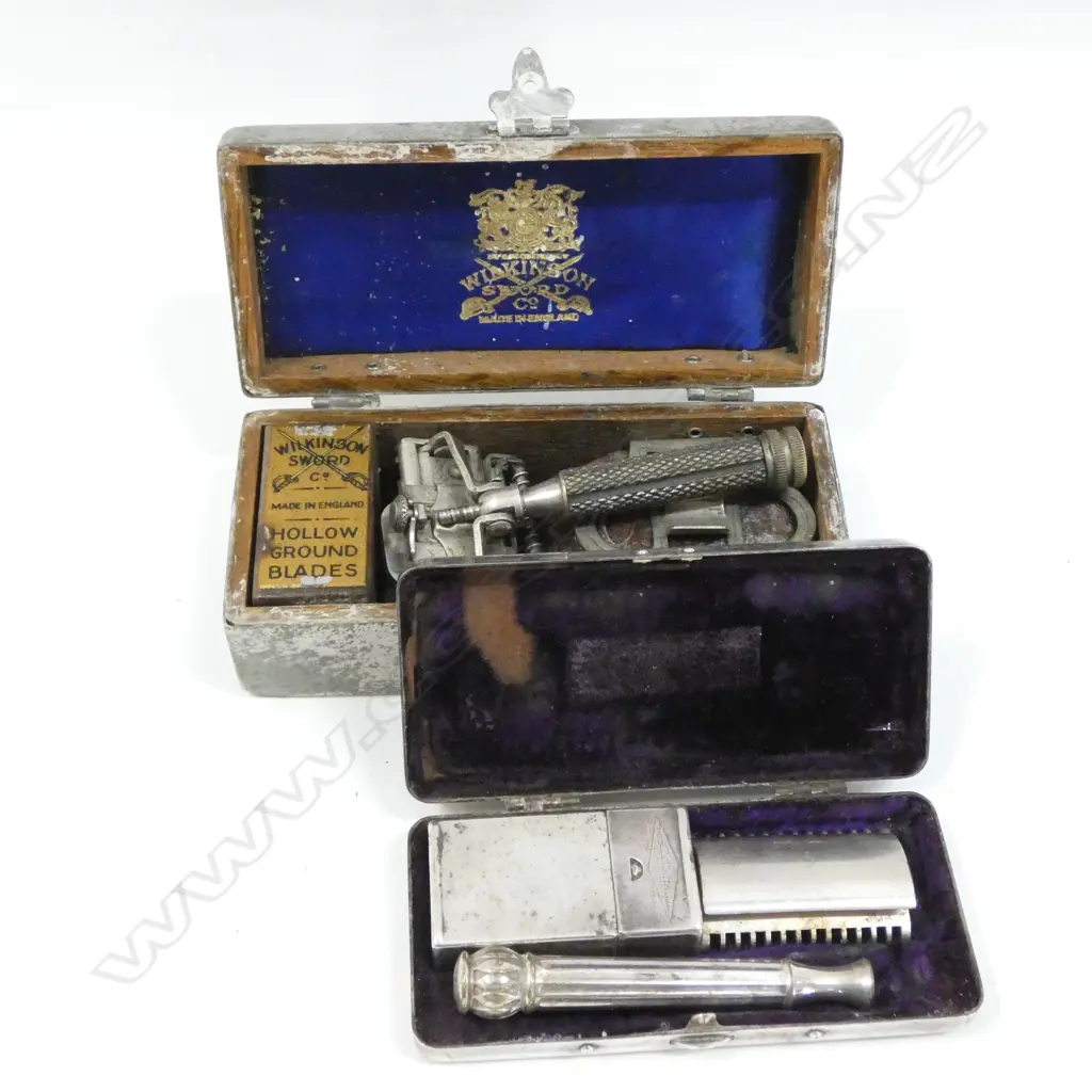 2 VINTAGE GILETTE RAZORS, CASED Image 1++